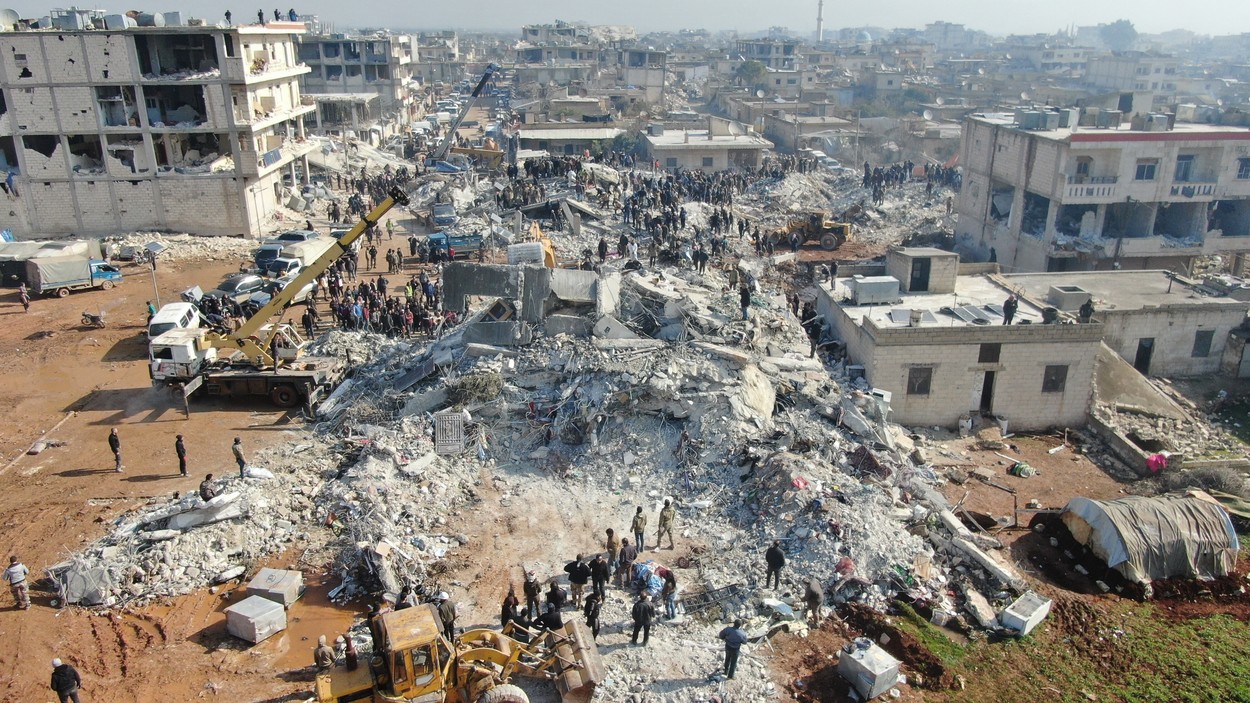 Strigătul de ajutor al sirienilor, după cutremur. „Unii dintre noi n-au dormit mai mult de şase ore în ultimele 70 de ore” - Imaginea 5