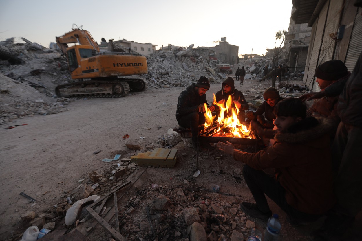 Strigătul de ajutor al sirienilor, după cutremur. „Unii dintre noi n-au dormit mai mult de şase ore în ultimele 70 de ore” - Imaginea 7