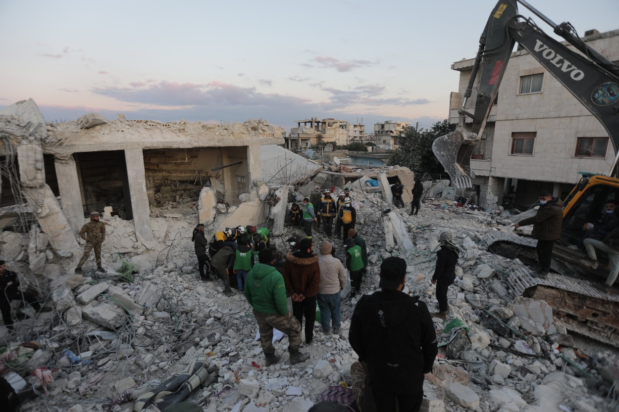 Strigătul de ajutor al sirienilor, după cutremur. „Unii dintre noi n-au dormit mai mult de şase ore în ultimele 70 de ore” - Imaginea 8
