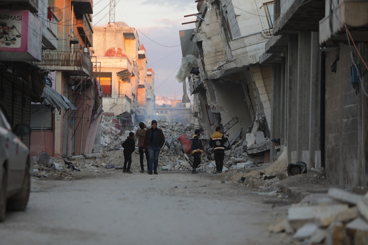 Strigătul de ajutor al sirienilor, după cutremur. „Unii dintre noi n-au dormit mai mult de şase ore în ultimele 70 de ore” - Imaginea 9