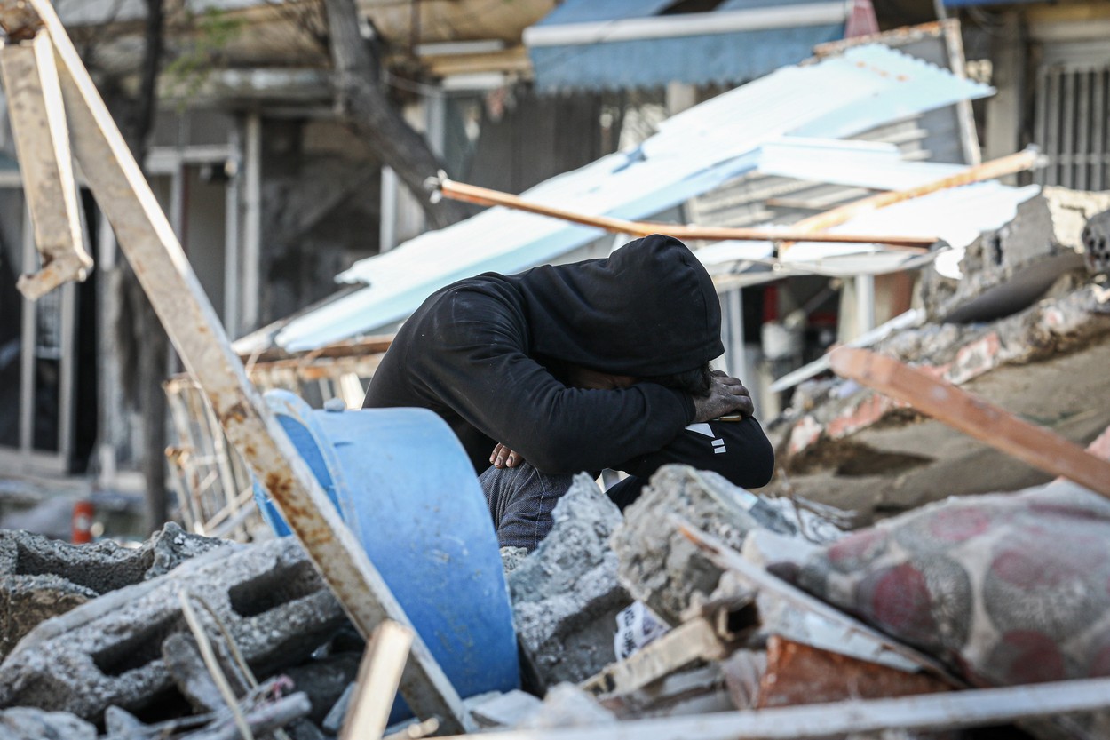 Strigătul de ajutor al sirienilor, după cutremur. „Unii dintre noi n-au dormit mai mult de şase ore în ultimele 70 de ore” - Imaginea 13