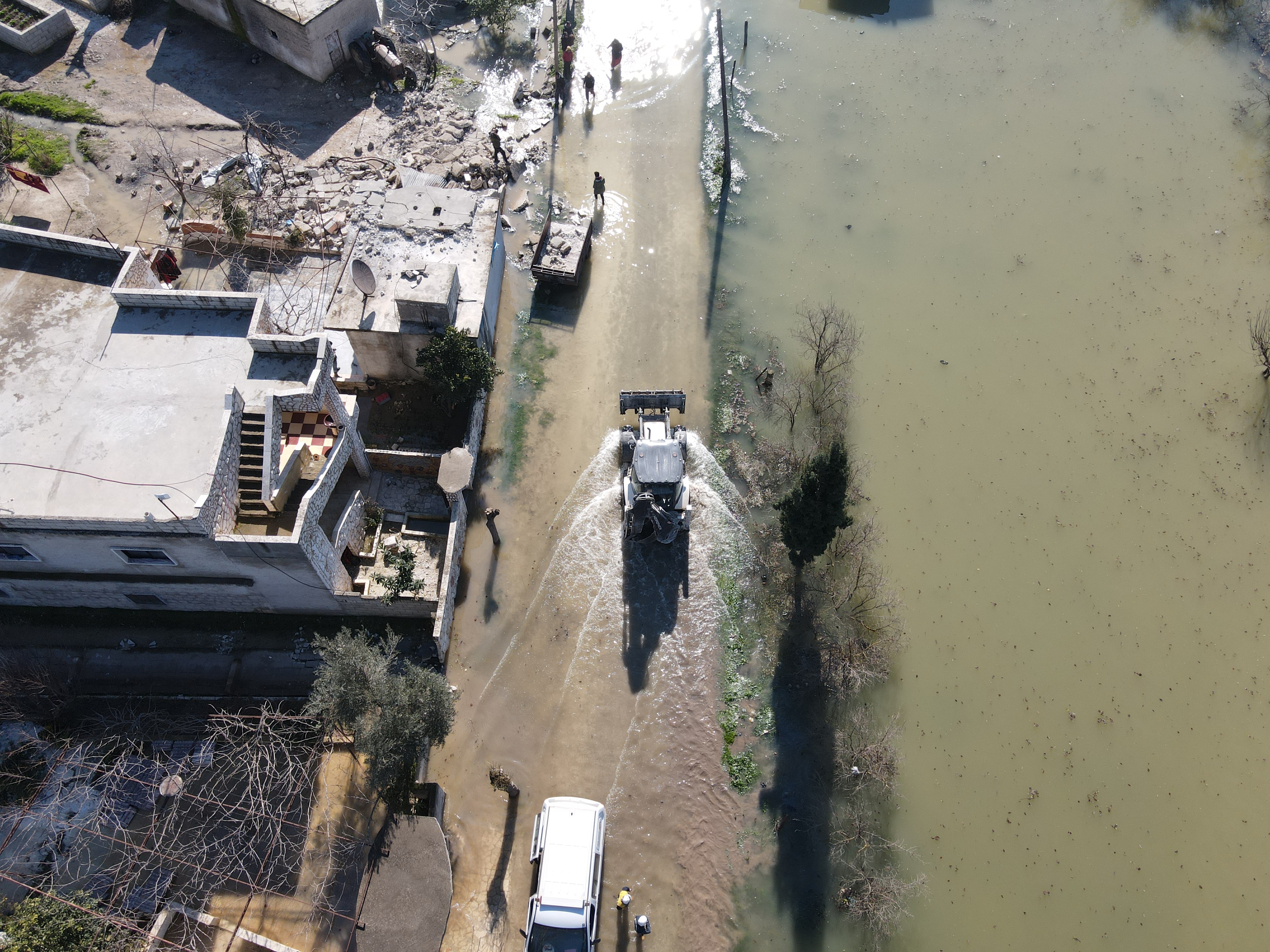 Cutremure în Turcia și Siria: Locuitorii din Tloul, nevoiți să-și părăsească casele după ce un baraj prăbușit a inundat zona - Imaginea 6