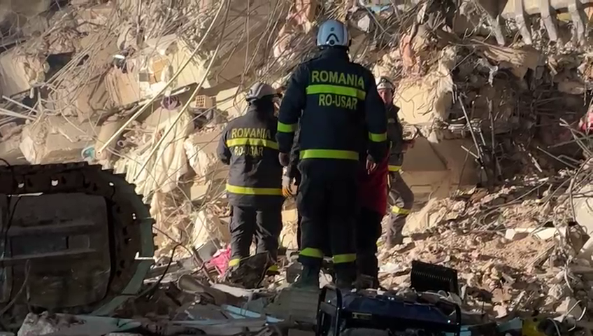 Salvatorii români au scos de sub dărâmături o femeie în viață. VIDEO și GALERIE FOTO - Imaginea 4