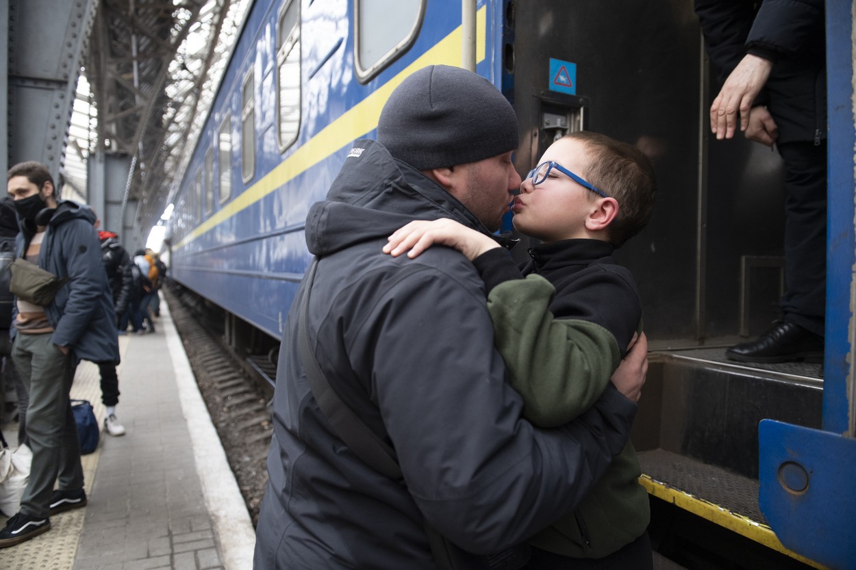 Un an de război. Momentele emoționante cu refugiații ucraineni la granițe, care fugeau de invazia Rusiei | GALERIE FOTO - Imaginea 17
