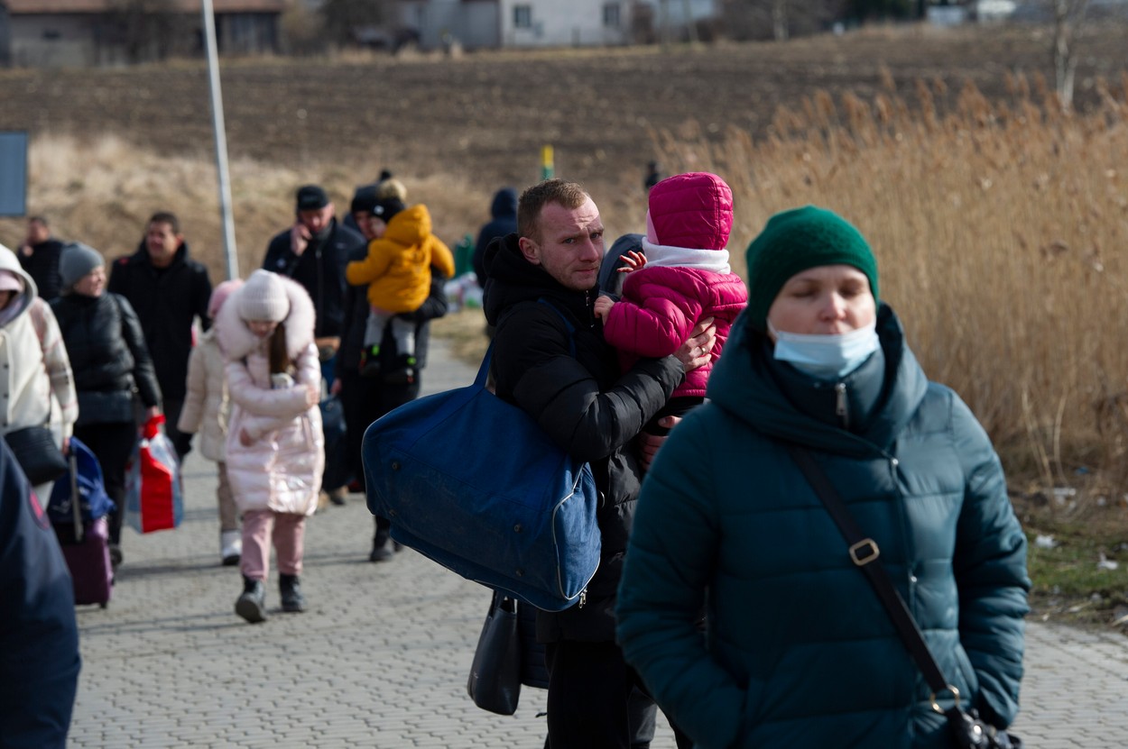 Un an de război. Momentele emoționante cu refugiații ucraineni la granițe, care fugeau de invazia Rusiei | GALERIE FOTO - Imaginea 20