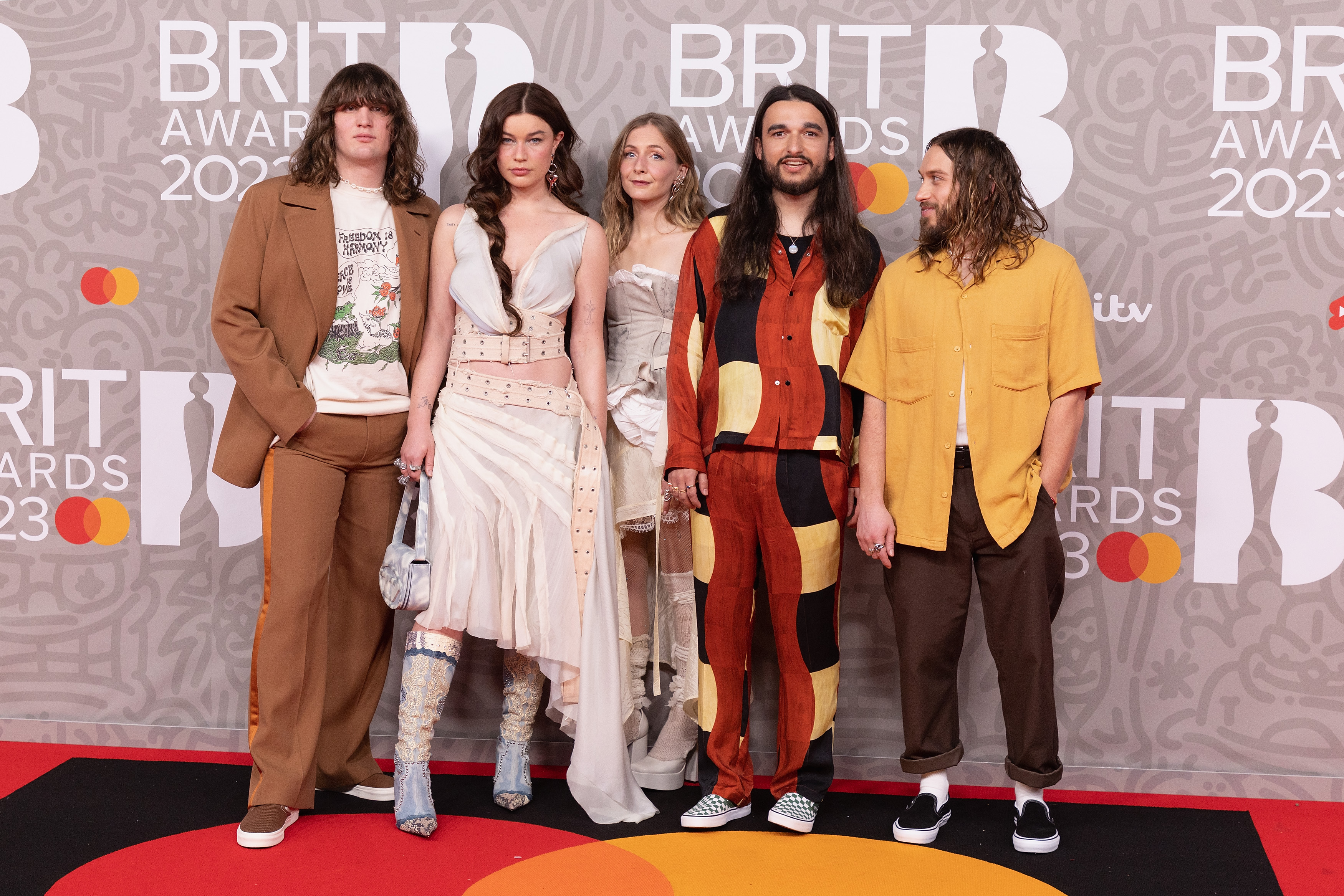Cele mai excentrice apariții ale vedetelor la Brit Awards 2023. Sam Smith a șocat publicul cu ținuta sa | GALERIE FOTO - Imaginea 14