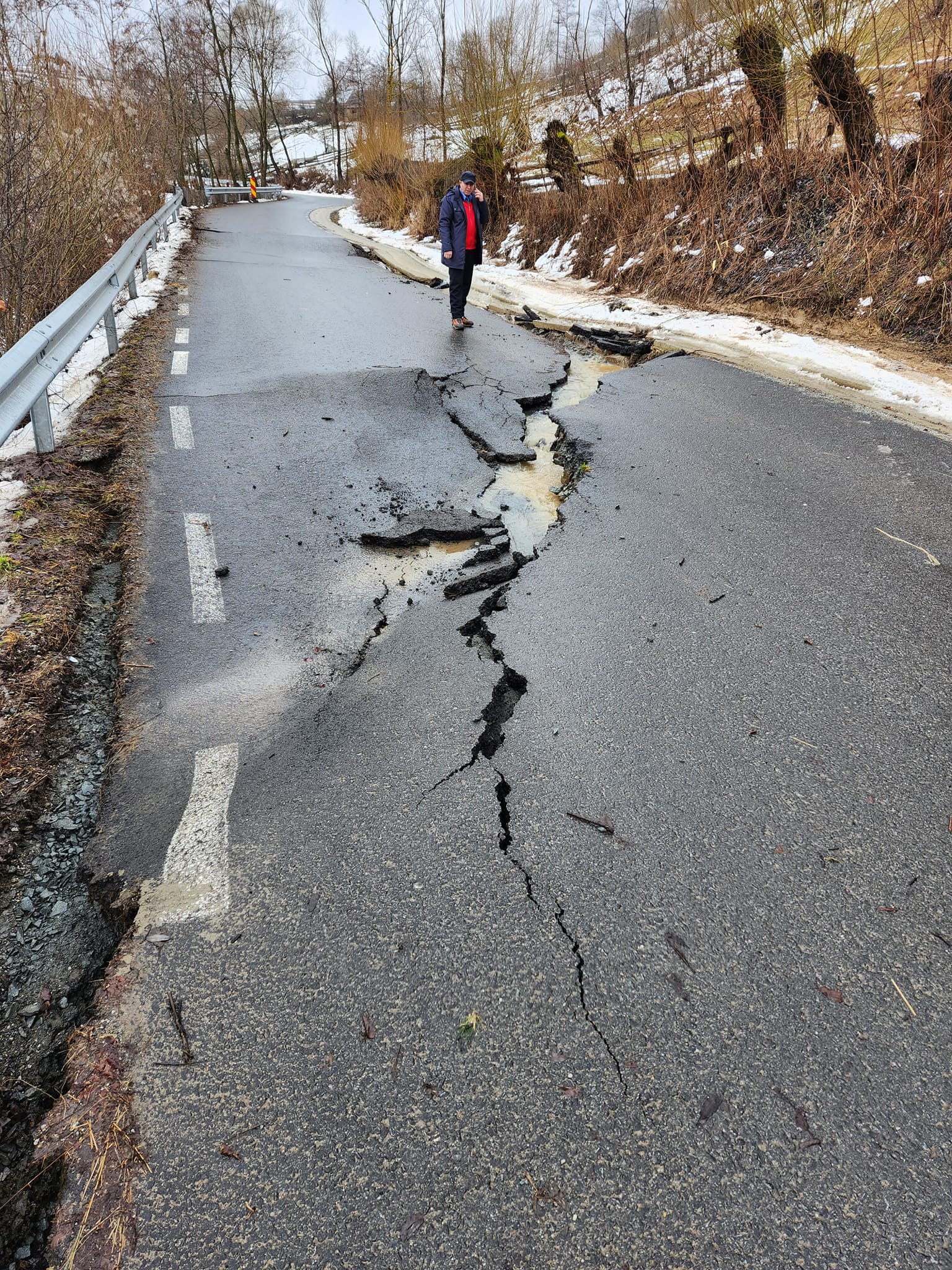 Drum din Bistrița reabilitat cu 2 milioane de euro, rupt de viituri. A fost închis temporar | GALERIE FOTO - Imaginea 4