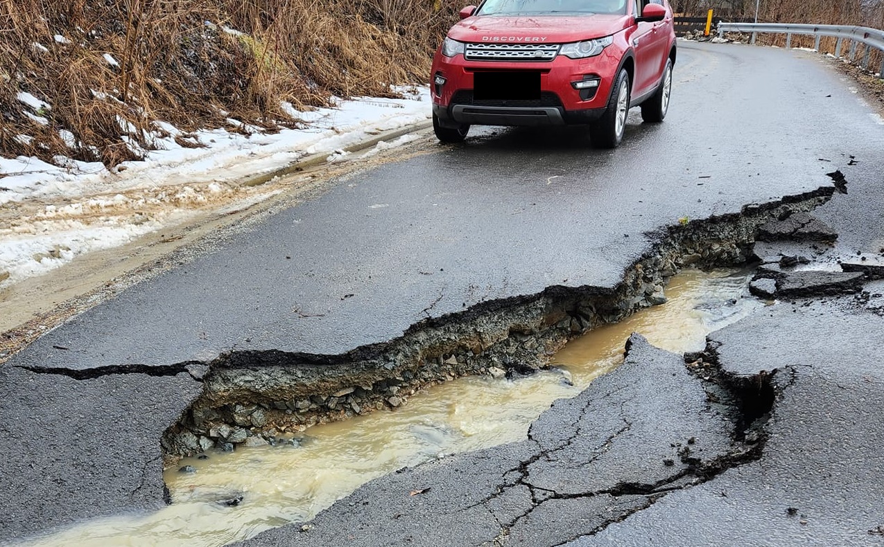 Drum din Bistrița reabilitat cu 2 milioane de euro, rupt de viituri. A fost închis temporar | GALERIE FOTO - Imaginea 6