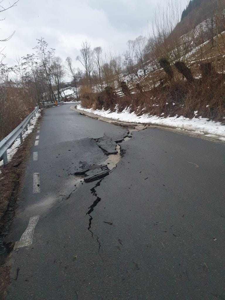 Drum din Bistrița reabilitat cu 2 milioane de euro, rupt de viituri. A fost închis temporar | GALERIE FOTO - Imaginea 7