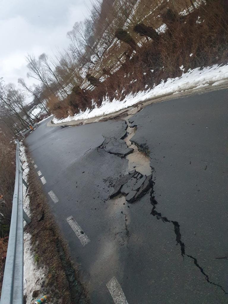Drum din Bistrița reabilitat cu 2 milioane de euro, rupt de viituri. A fost închis temporar | GALERIE FOTO - Imaginea 8