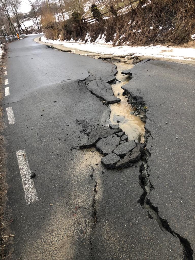 Drum din Bistrița reabilitat cu 2 milioane de euro, rupt de viituri. A fost închis temporar | GALERIE FOTO - Imaginea 11