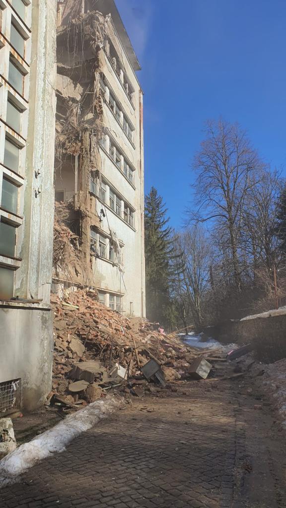 O parte a Sanatoriului Marila din Caraș-Severin s-a prăbușit. Zeci de pacienți erau în clădirea de 90 de ani | GALERIE FOTO - Imaginea 3