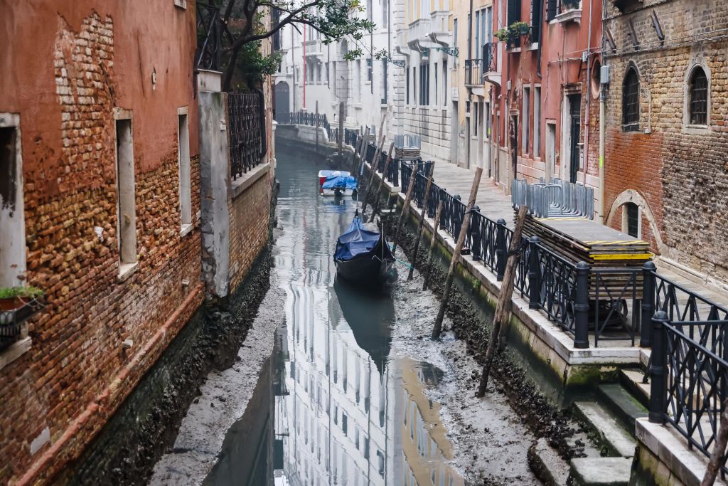 Canalele din Veneția au secat aproape complet. Italia s-ar putea confrunta cu o nouă secetă în vară | GALERIE FOTO - Imaginea 1