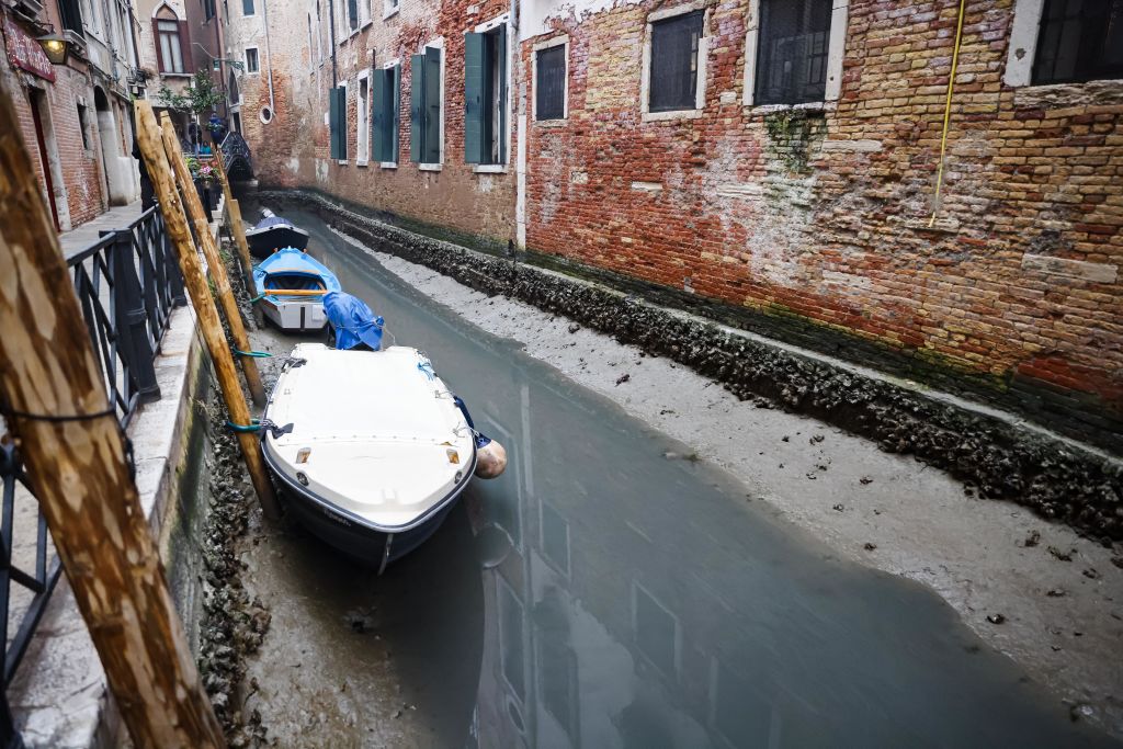 Canalele din Veneția au secat aproape complet. Italia s-ar putea confrunta cu o nouă secetă în vară | GALERIE FOTO - Imaginea 5