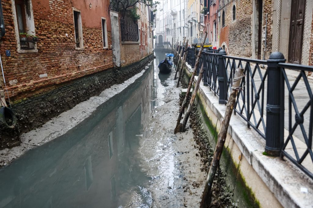Canalele din Veneția au secat aproape complet. Italia s-ar putea confrunta cu o nouă secetă în vară | GALERIE FOTO - Imaginea 8
