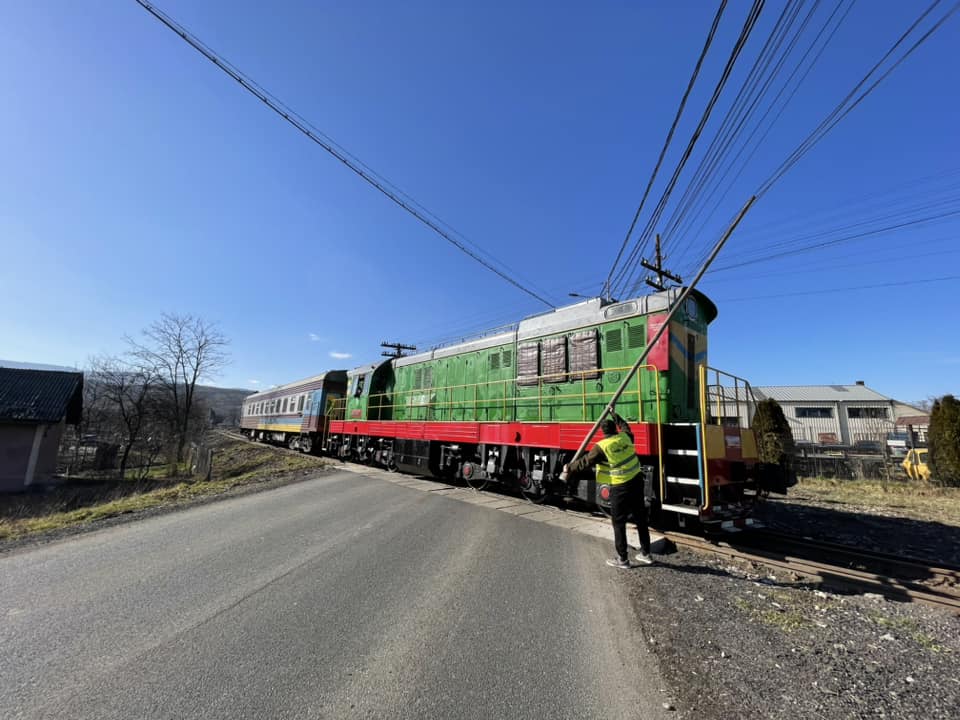 Circulație feroviară dirijată cu prăjina, pe o linie din nordul țării. FOTO & VIDEO - Imaginea 1