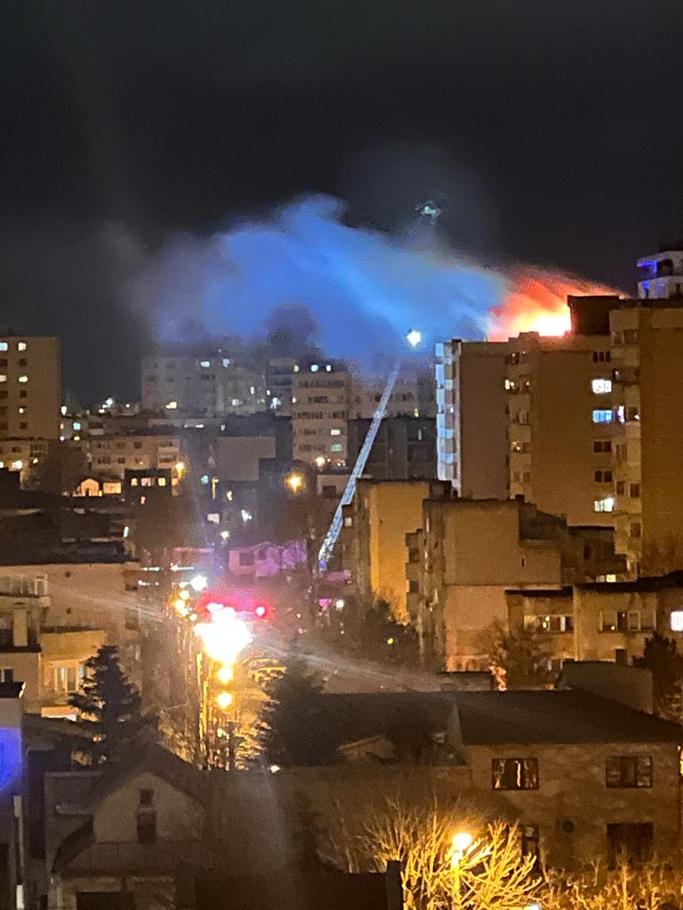 Incendiu de proporții la un bloc din Constanța. 40 de persoane, evacuate de pompieri, iar multe altele s-au autoevacuat - Imaginea 3