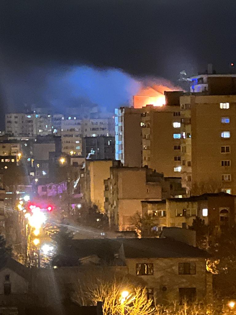 Incendiu de proporții la un bloc din Constanța. 40 de persoane, evacuate de pompieri, iar multe altele s-au autoevacuat - Imaginea 4