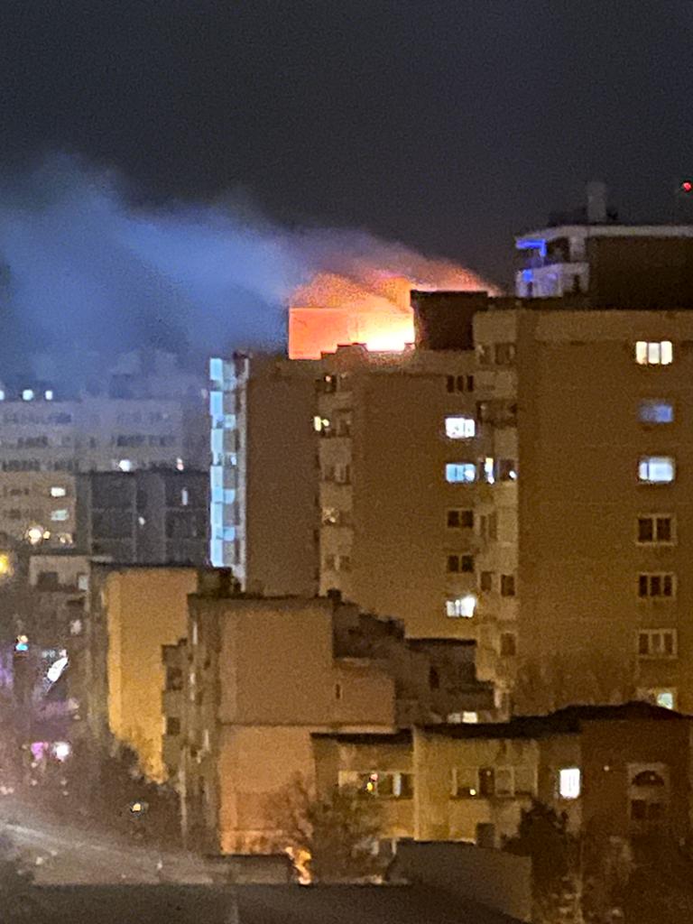 Incendiu de proporții la un bloc din Constanța. 40 de persoane, evacuate de pompieri, iar multe altele s-au autoevacuat - Imaginea 6