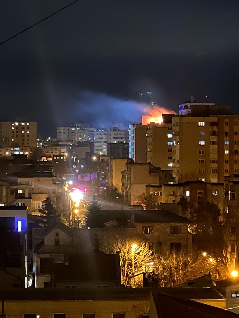 Incendiu de proporții la un bloc din Constanța. 40 de persoane, evacuate de pompieri, iar multe altele s-au autoevacuat - Imaginea 8