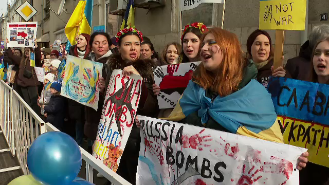O mie de ucraineni au manifestat la Constanța. Refugiată: “Am trecut prin toate chinurile Iadului”. Cum au mulțumit României - Imaginea 7