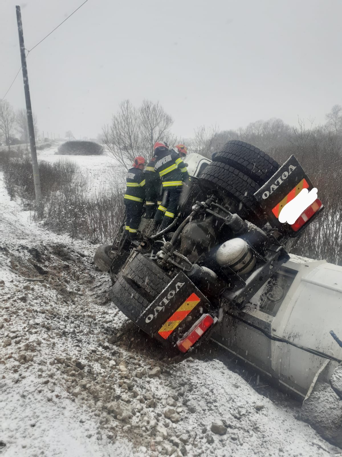 Accident în Harghita: O autocisternă încărcată cu motorină și benzină s-a răsturnat | FOTO - Imaginea 1