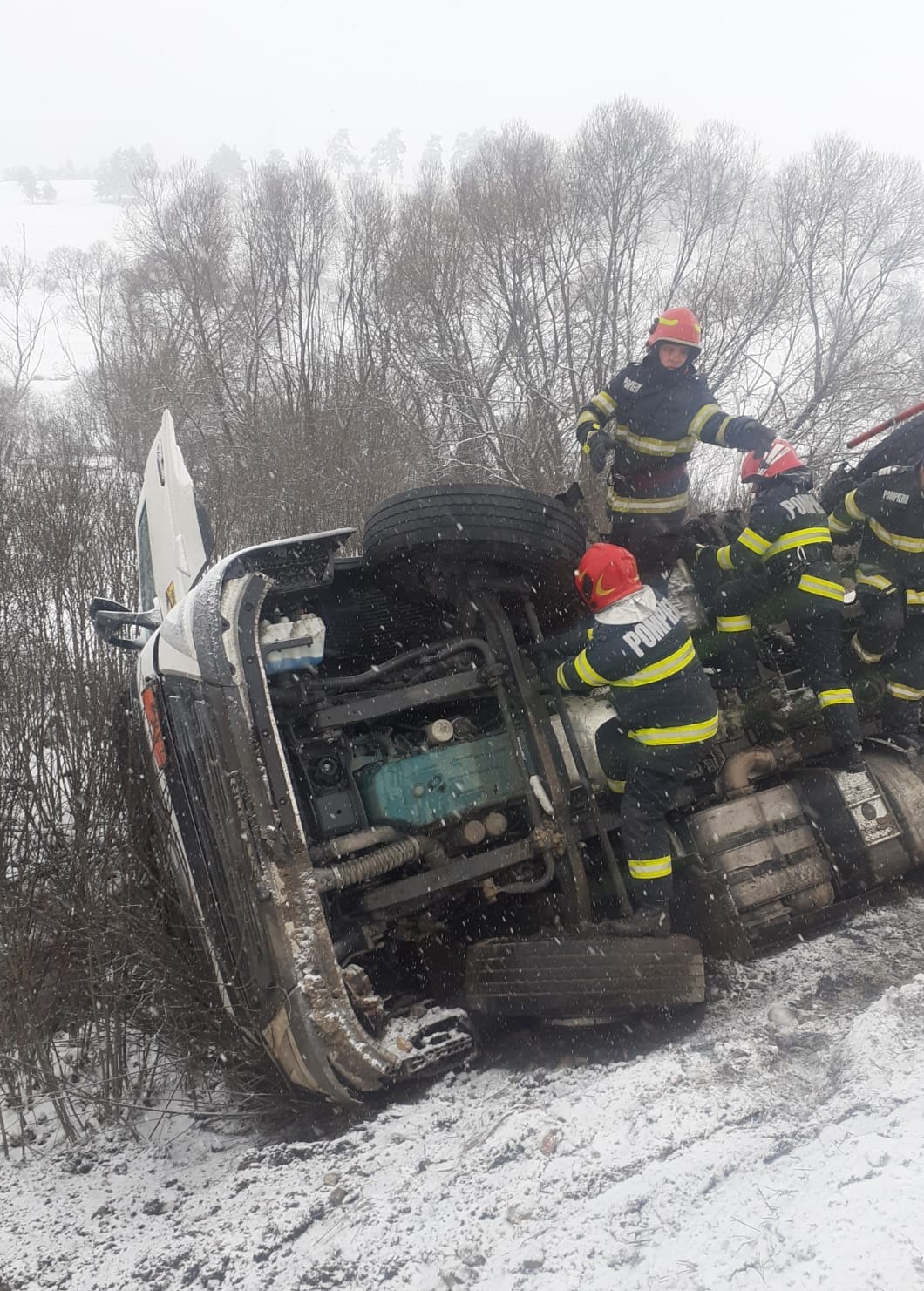 Accident în Harghita: O autocisternă încărcată cu motorină și benzină s-a răsturnat | FOTO - Imaginea 2