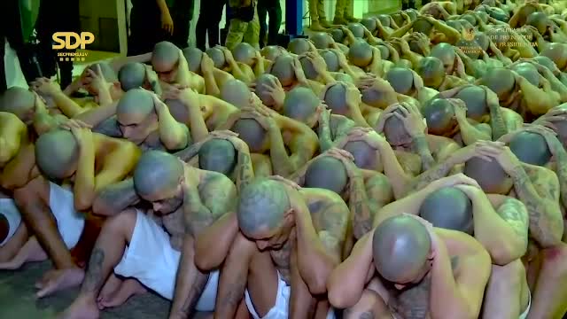 Mii de deținuți rași în cap și tatuați, din El Salvador, au fost mutați într-o închisoare uriașă, inaugurată recent - Imaginea 2