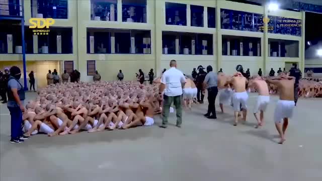 Mii de deținuți rași în cap și tatuați, din El Salvador, au fost mutați într-o închisoare uriașă, inaugurată recent - Imaginea 3