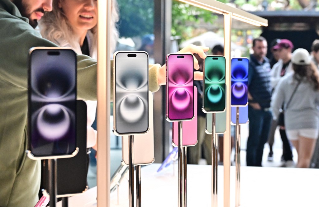 Apple a lansat iPhone 16e. C&acirc;t costă cel mai accesibil iPhone nou, ce specificații are și ce spun specialiștii despre telefon