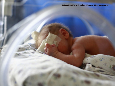 Un bebelus a ajuns la spital plin de vanatai, dupa ce mama nu a stiut cum sa il opreasca din plans