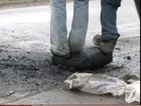 Nu e banc. In Romania, drumurile se asfalteaza cu picioarele. Video