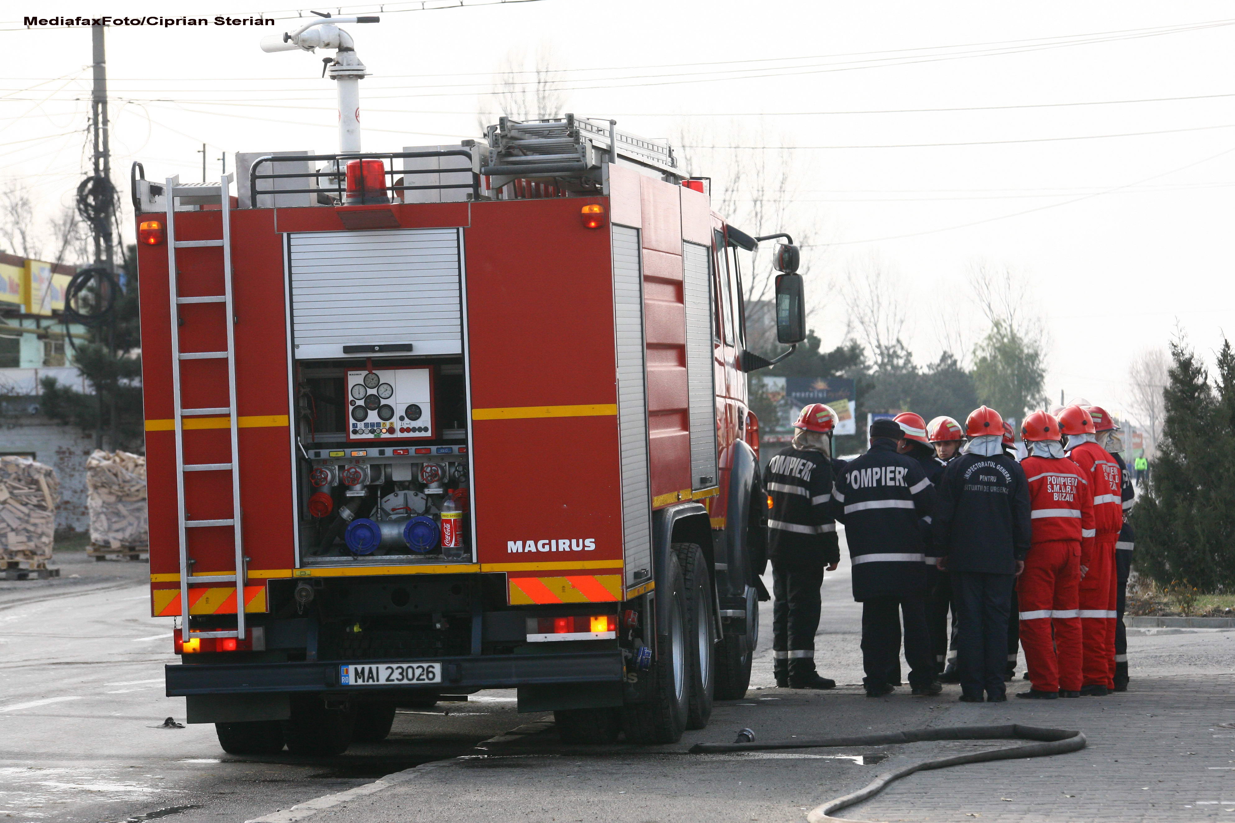 Explozie intr-un bloc din Cluj. 16 apartamente au fost afectate, iar 6 masini avariate