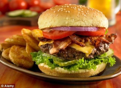 Greseala care a dus la aparitia unuia dintre cele mai populare feluri de mancare: cheeseburger-ul