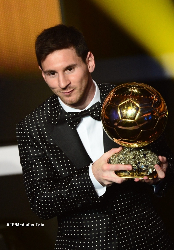 Lionel Messi a purtat un costum unicat cu buline la gala in care a primit al patrulea Balon de Aur