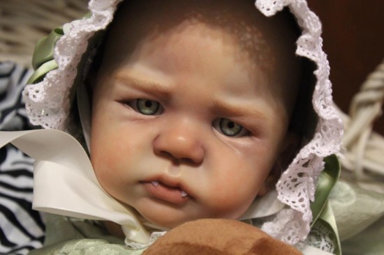 Cumpara papusi identice cu bebelusii nou-nascuti pentru a isi alina durerea pierderii unui copil