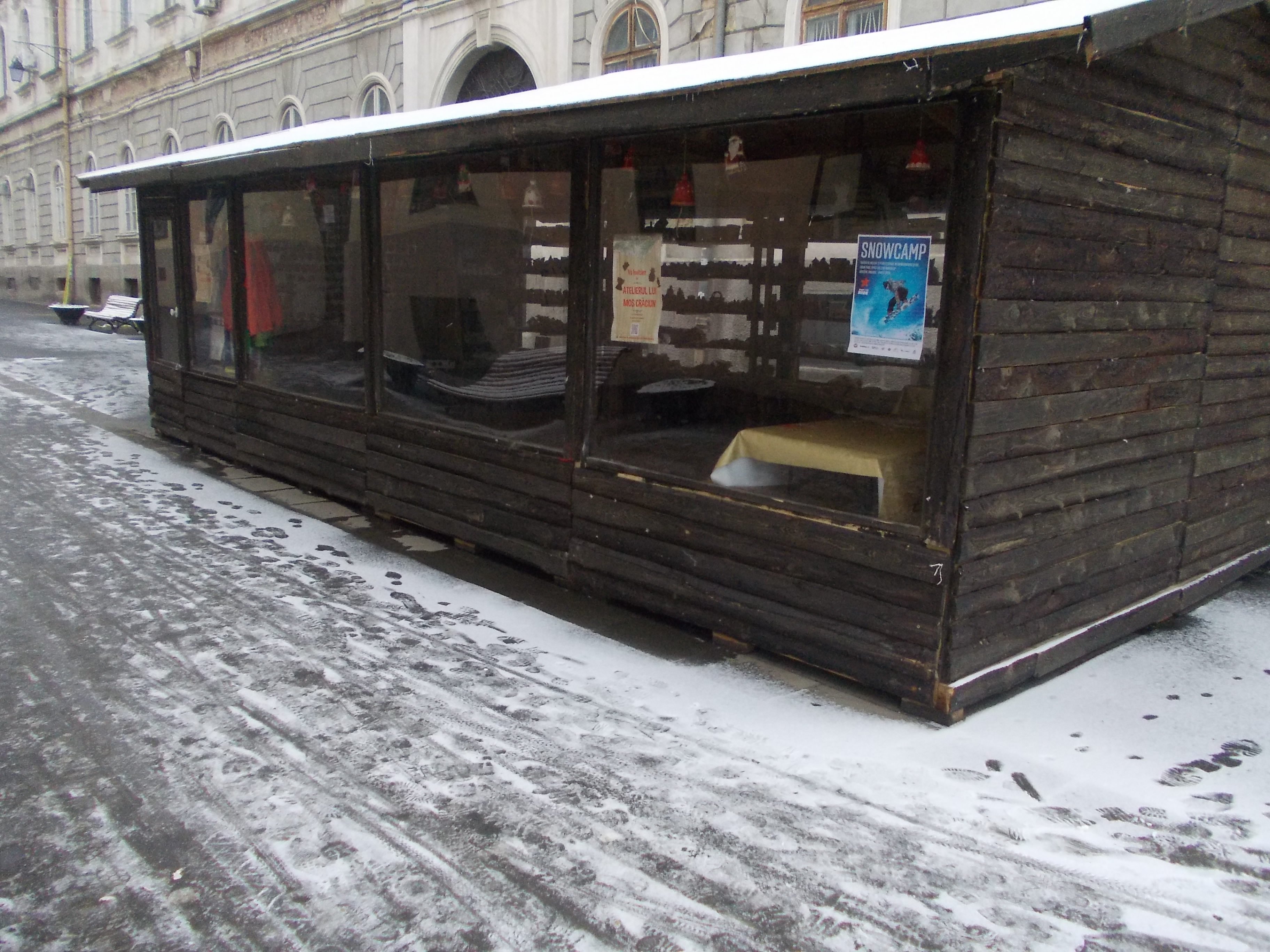 Mos Craciun s-a intors in Laponia, dar si-a uitat atelierul in centrul Timisoarei