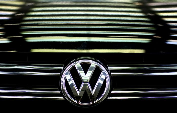 VW ar fi realizat mai multe versiuni ale softului care falsifica testele antipoluare. Der Spiegel: 30 de directori implicati
