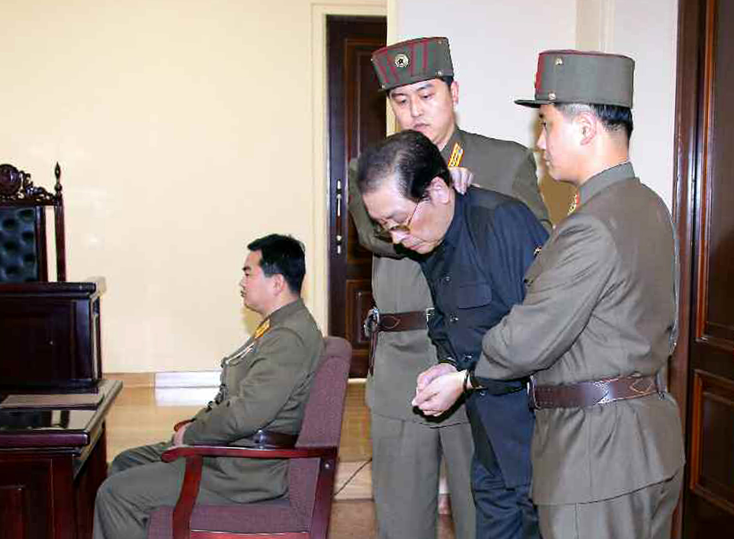 Dictatorul nord-coreean Kim Jong-Un continua executiile. Doi ambasadori si familiile lor, impuscati - Imaginea 2