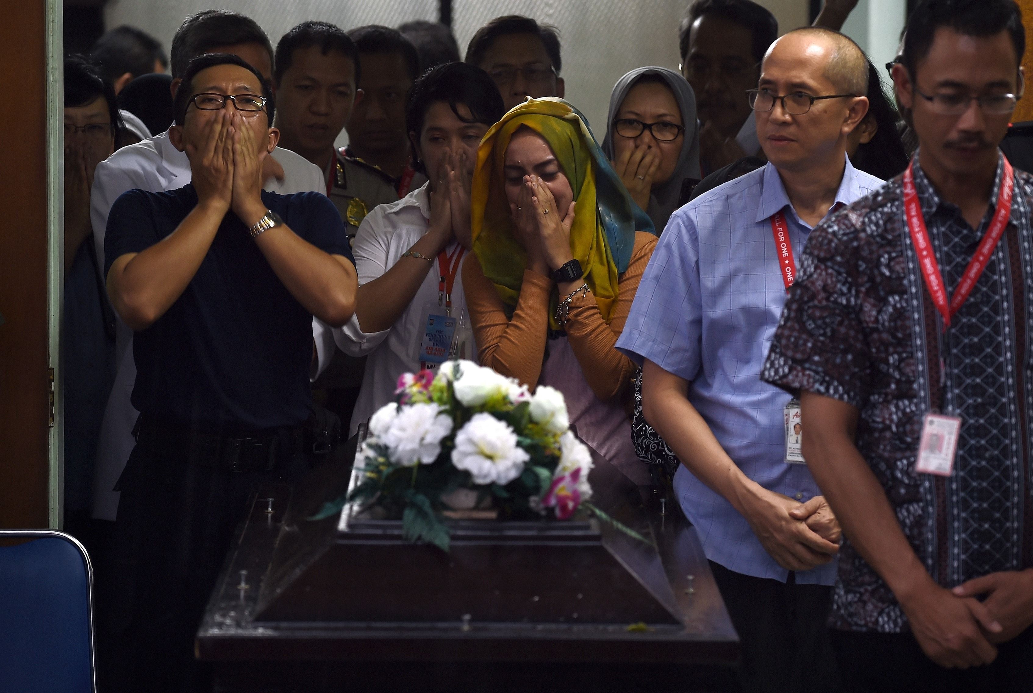 30 de cadavre ale persoanelor din avionul AirAsia prabusit, recuperate. Cinci dintre victime au fost gasite pe scaune