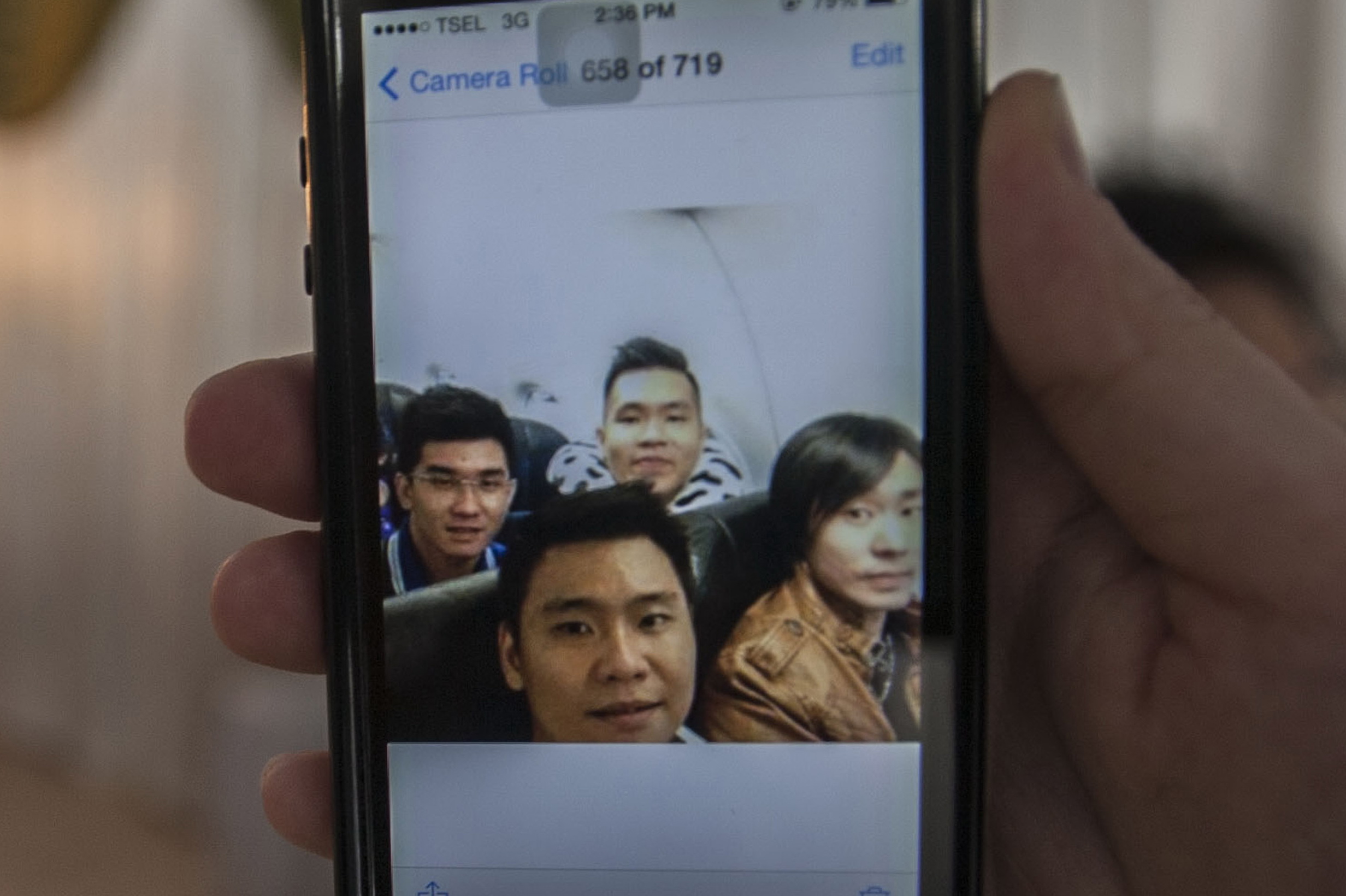 Ultima fotografie facuta de patru pasageri ai avionului AirAsia, prabusit. Echipele de cautare ar fi gasit cutia neagra