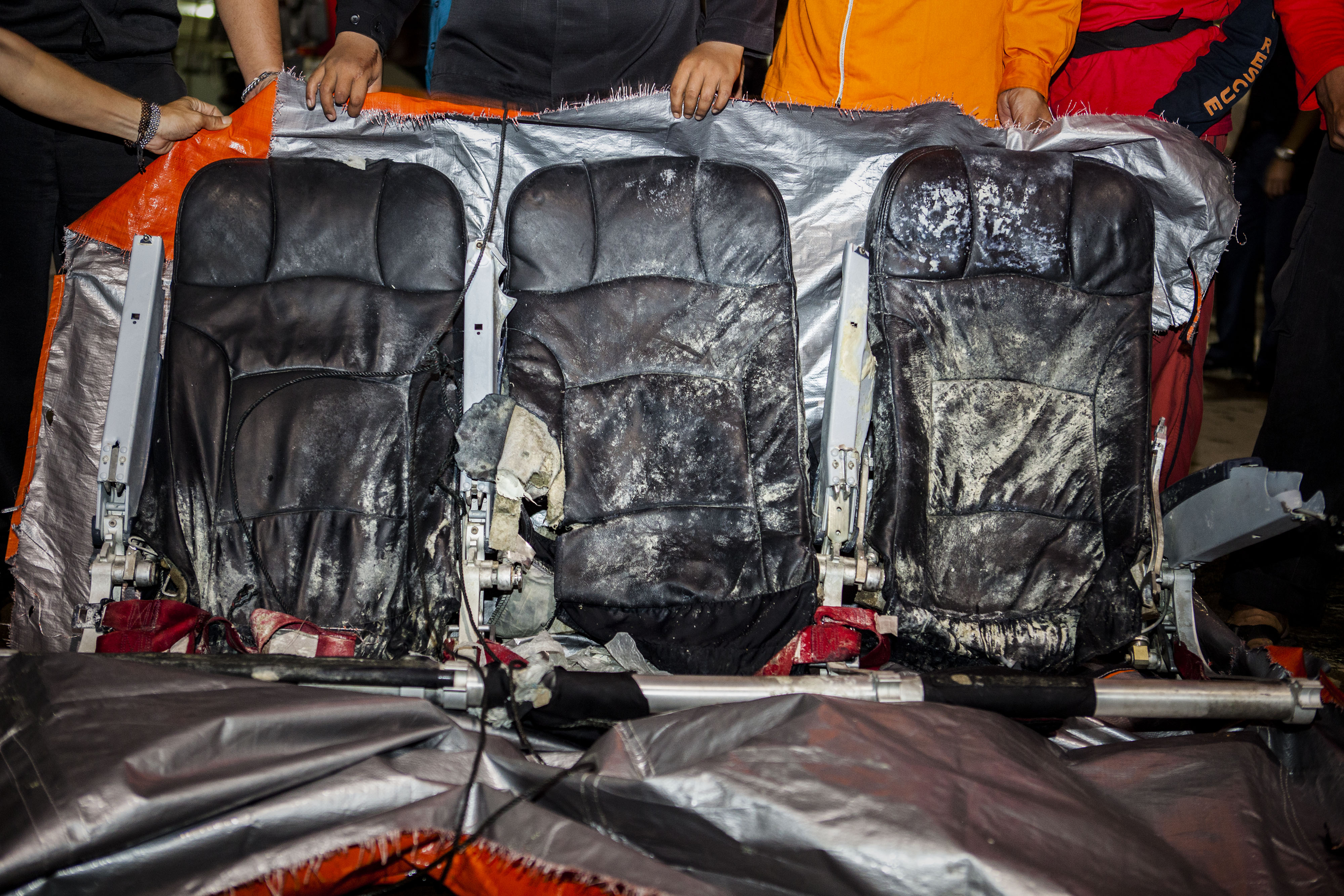 Echipele de salvare au recuperat bagajele victimelor si scaunele avionului AirAsia. Imaginile au fost facute publice