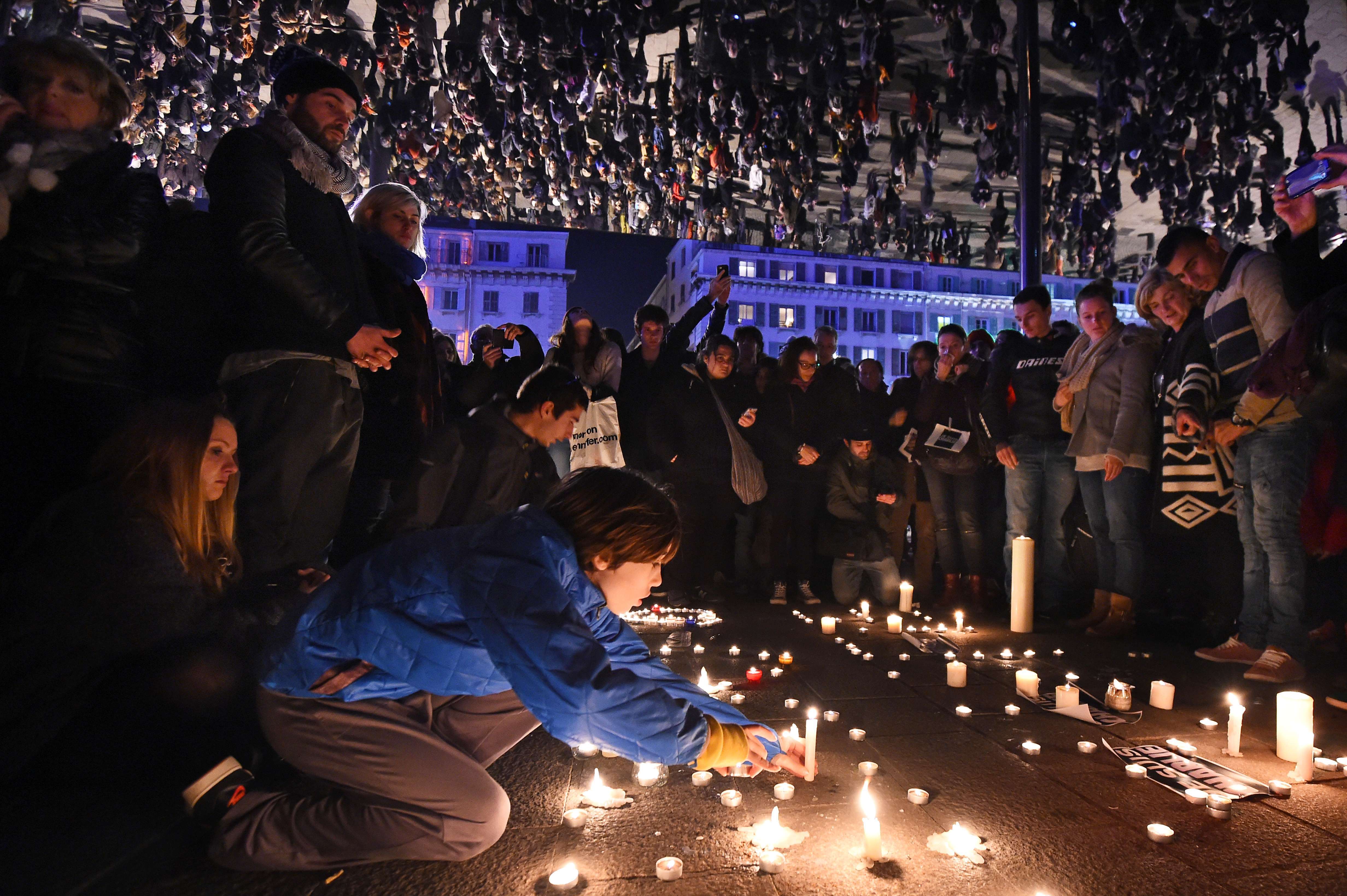 100.000 de oameni au iesit pe strazi, in Franta, pentru a le aduce un omagiu victimelor atacului de la Paris. GALERIE FOTO - Imaginea 5