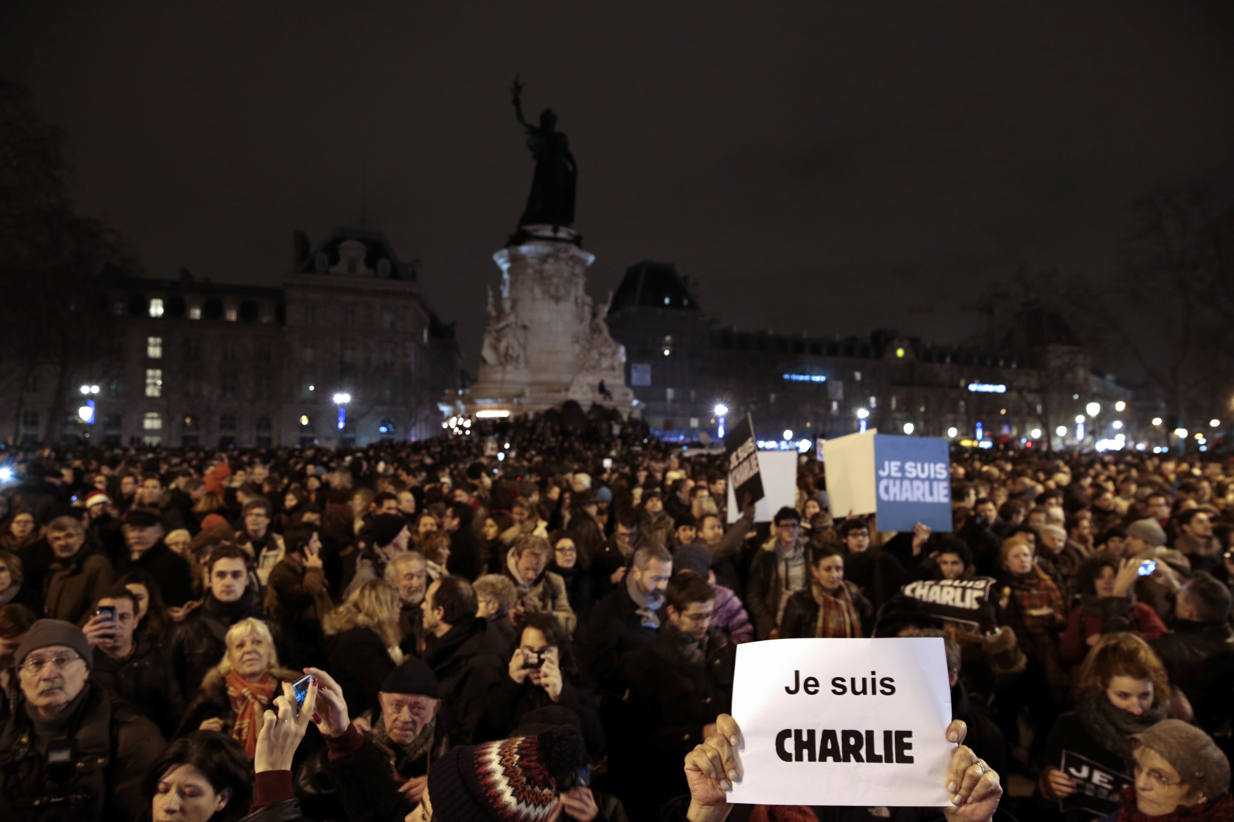 100.000 de oameni au iesit pe strazi, in Franta, pentru a le aduce un omagiu victimelor atacului de la Paris. GALERIE FOTO - Imaginea 15