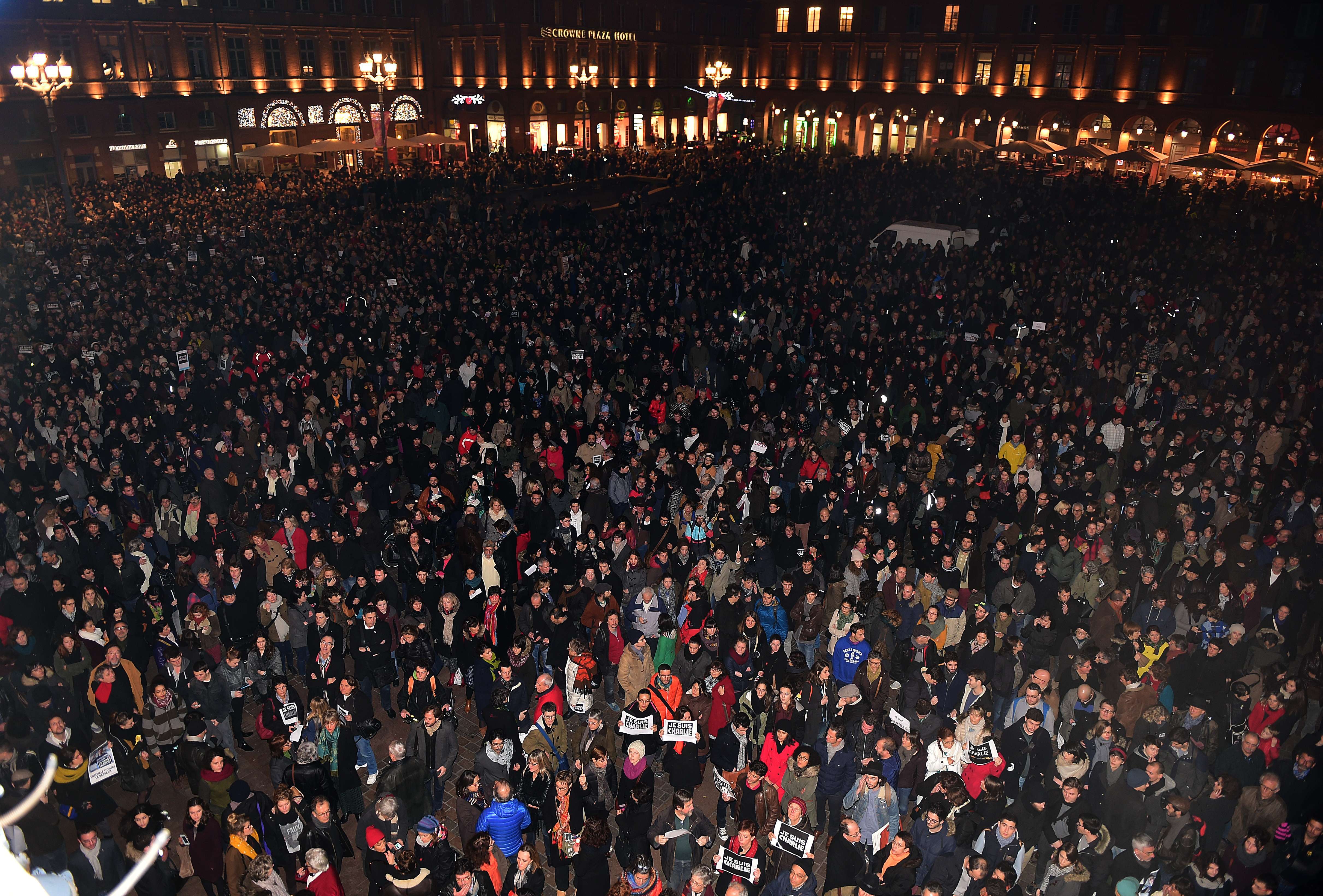 100.000 de oameni au iesit pe strazi, in Franta, pentru a le aduce un omagiu victimelor atacului de la Paris. GALERIE FOTO - Imaginea 13