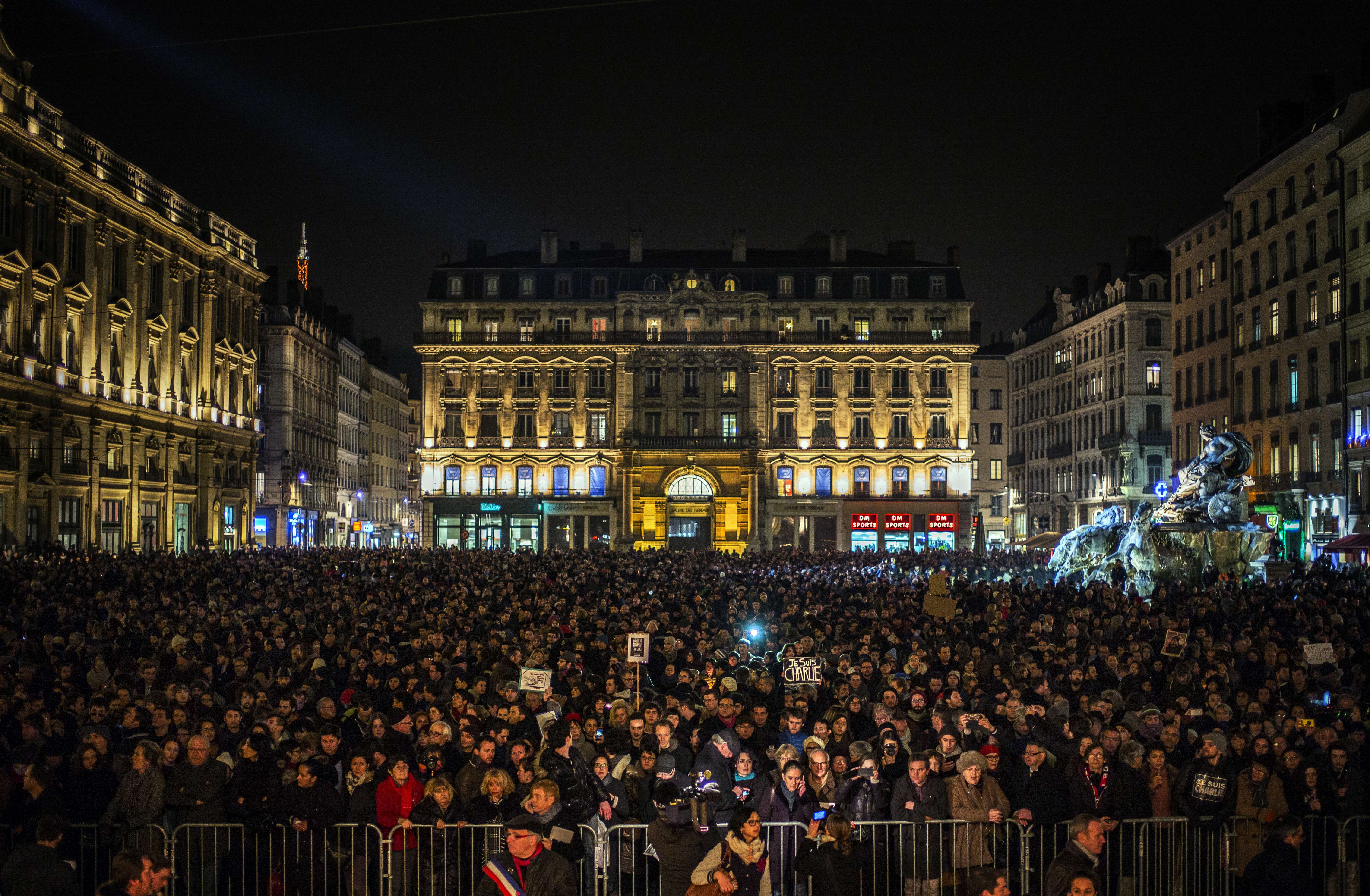 100.000 de oameni au iesit pe strazi, in Franta, pentru a le aduce un omagiu victimelor atacului de la Paris. GALERIE FOTO - Imaginea 8
