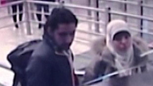 Imagini cu Hayat Boumeddiene pe aeroportul din Istanbul. Cine e barbatul impreuna cu care s-a cazat in Turcia