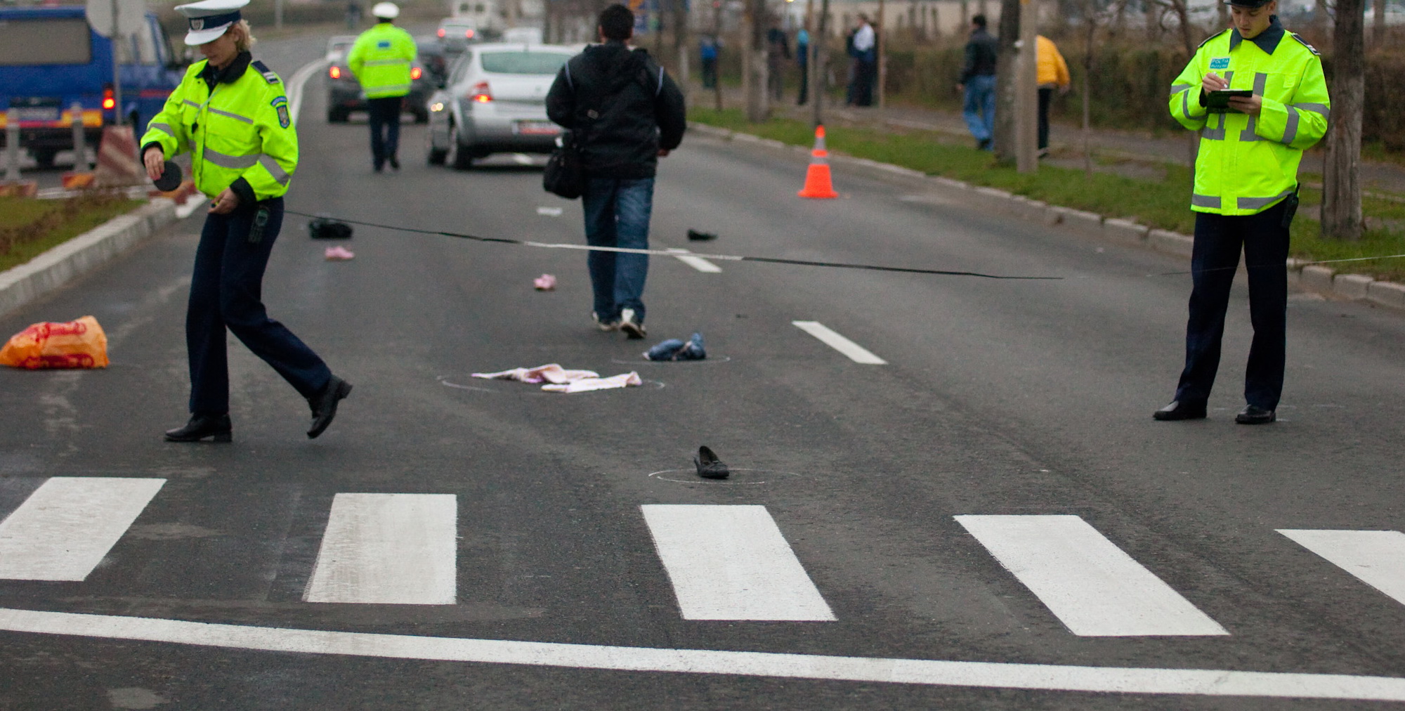 O șoferiță din Iași a spulberat o femeie pe trecerea de pietoni, a coborât din mașină să-i spună ceva victimei, apoi a plecat