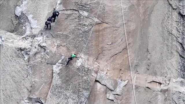 S-au antrenat pentru aceasta aventura timp de 7 ani. Doi alpinisti s-au catarat fara echipament pe un perete stancos de 914 m