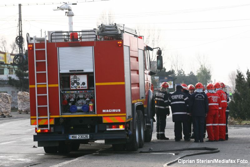 Explozie intr-un bloc de garsoniere din Zarnesti. O femeie a fost ranita, iar 17 apartamente au fost avariate